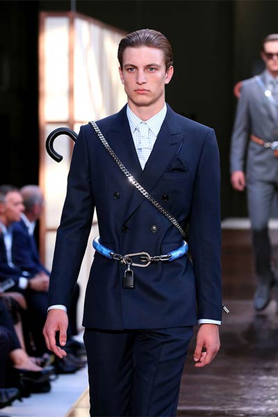 مجموعة Ricardo Tisci الأولى لدار Burberry... تصاميم راقية بلمسة جريئة